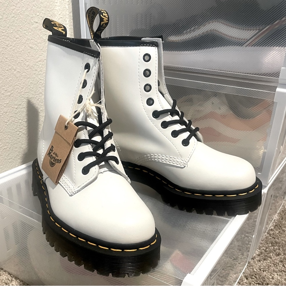 Dr. Martens 1460 SMOOTH LEATHER LACE UP BOOTS (Unisex: W6/M5)